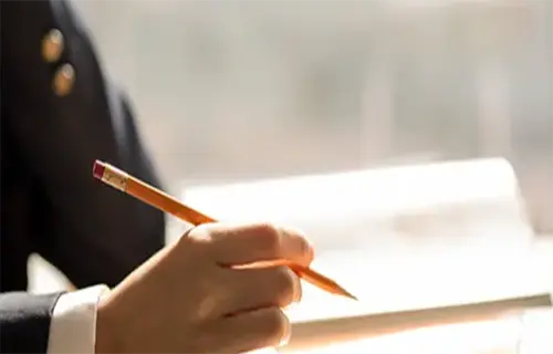 볼펜을 든 사람 이미지